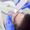 Uomo - speciale trattamento viso pulizia profonda con spatola ultrasuoni